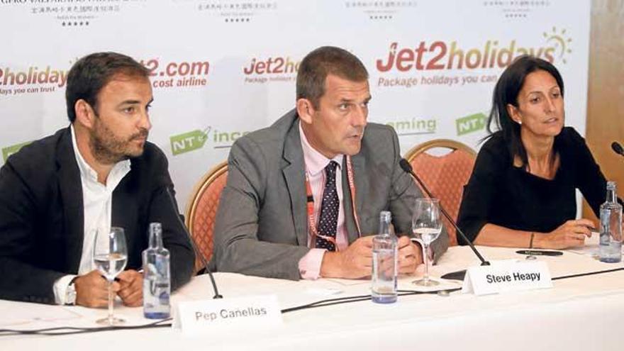 El CEO de Jet2, Steve Heapy (en el centro), ayer, junto al consejero delegado de NT Incoming, Pep Cañellas, y la presidenta hotelera, Inma Benito.