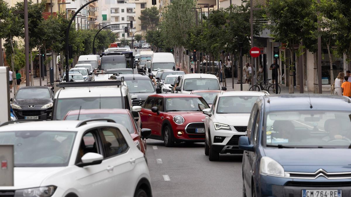 Atasco en la ciudad de Ibiza.