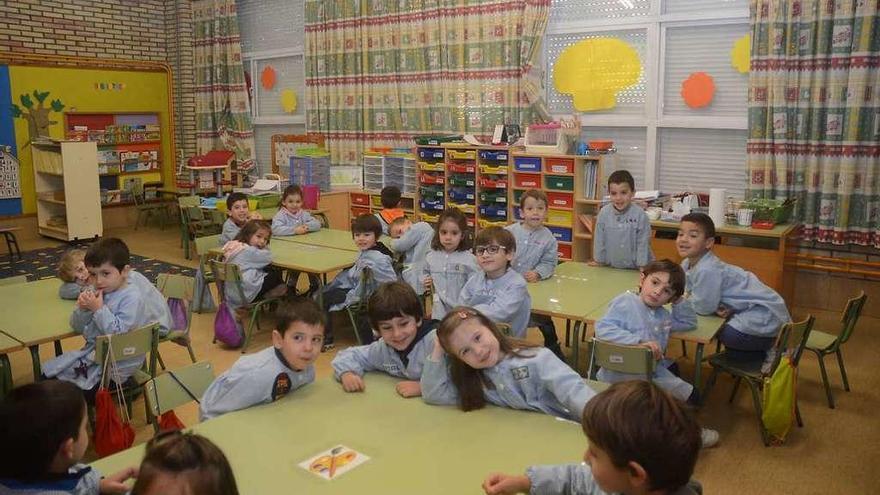 Los niños de la escuela infantil, con las persianas bajadas (al fondo). // Rafa Vázquez