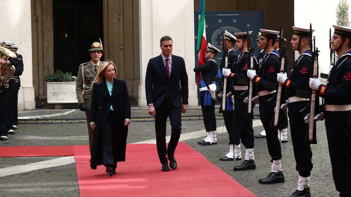 El presidente del Gobierno, Pedro Sánchez, pasa revista a las tropas a su llegada a Roma junto a la primera ministra de Italia, Giorgia Meloni.