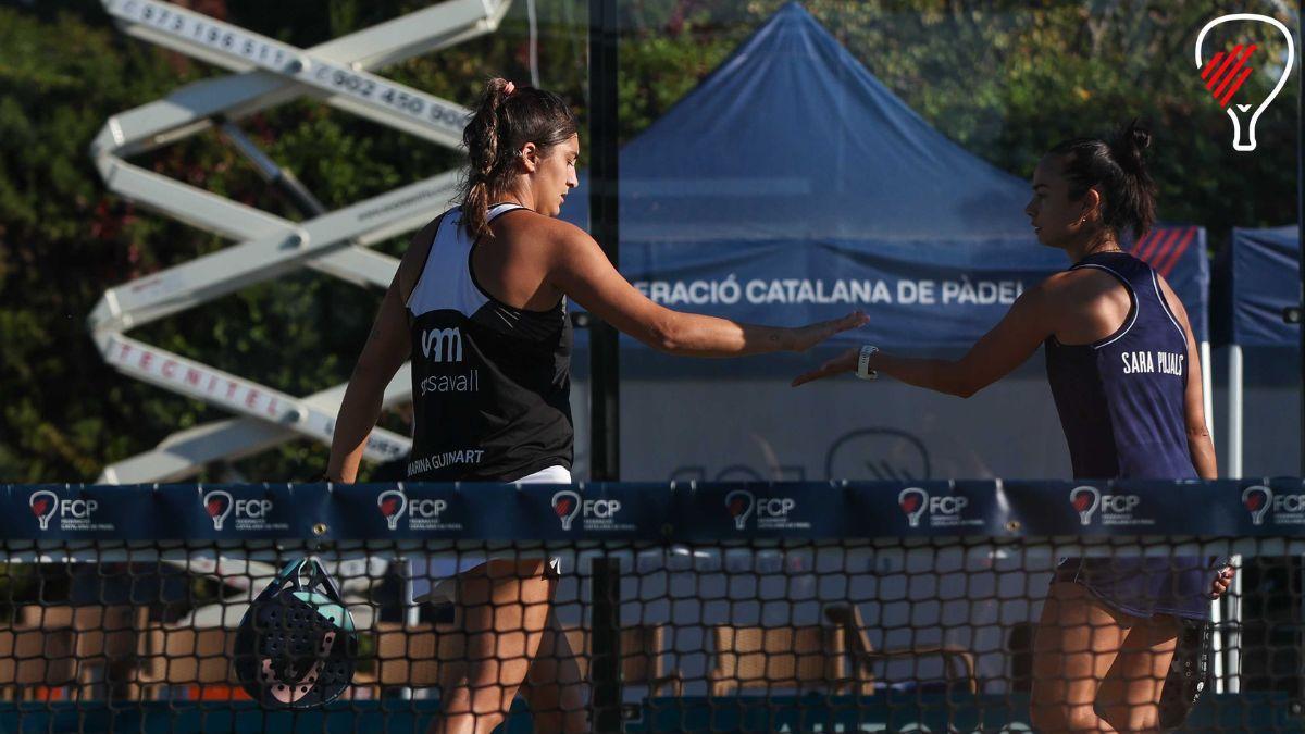 Marina Guinart y Sara Pujals chocan de manos en un punto del torneo