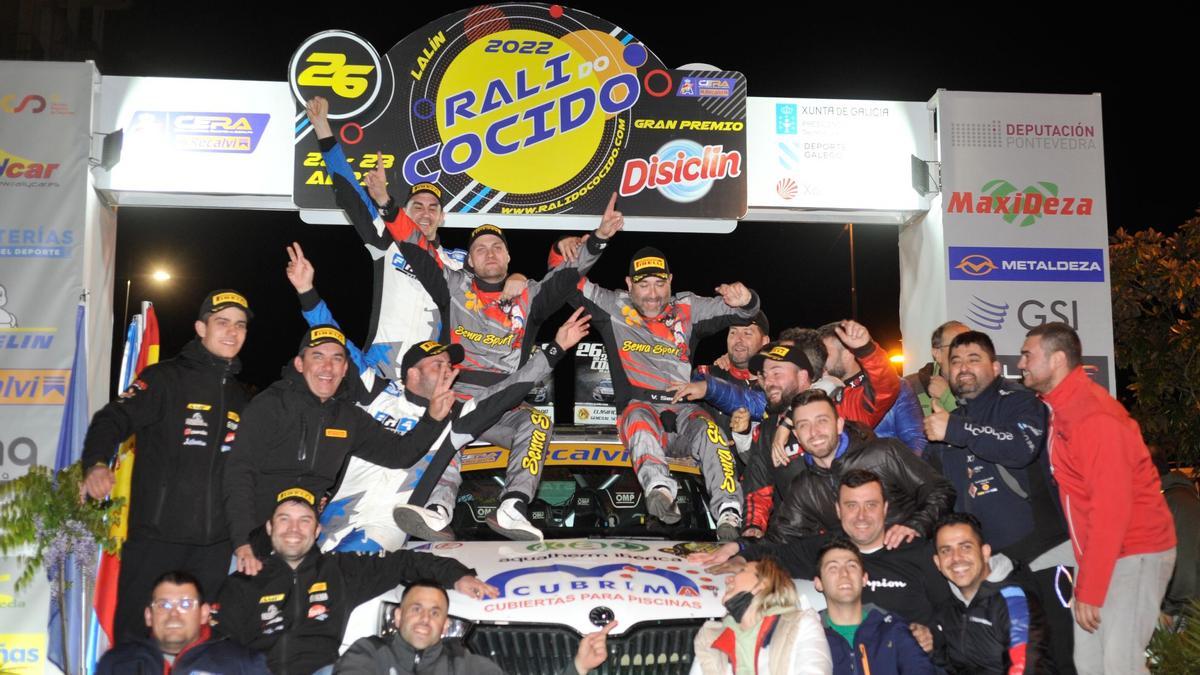 Víctor Senra y Jandrín López celebran la victoria en el 26.º Rali do Cocido-Disiclín.