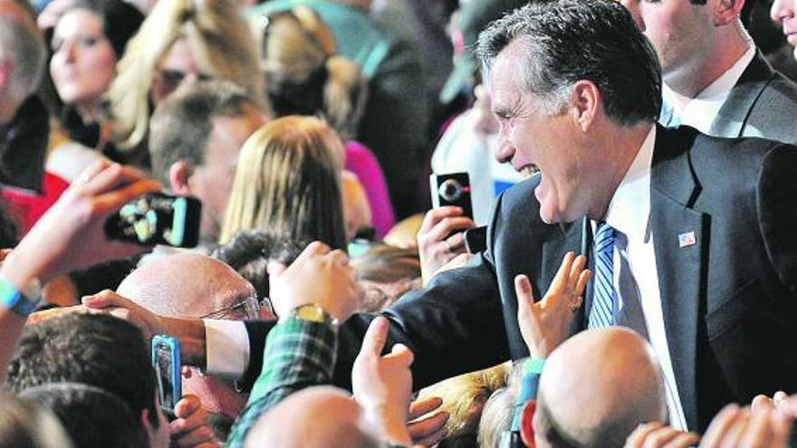 Romney estrecha las manos de sus seguidores en Las Vegas tras anunciarse su victoria en los «caucus» de Nevada.