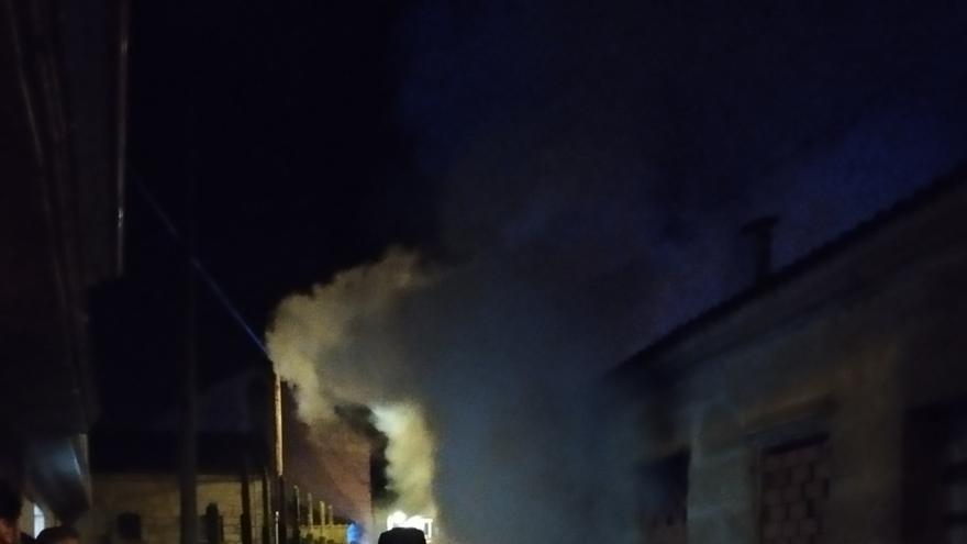 Evacuados dos vecinos de Domaio por inhalar humo al sofocar un incendio