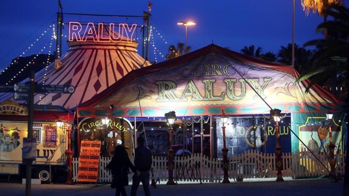 La carpa del circo Raluy en el Moll de la Fusta del Port Vell.