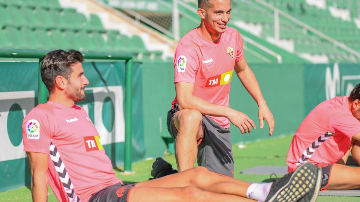 Los jugadores del Elche, el pasado lunes, entrenando con la camiseta rosa