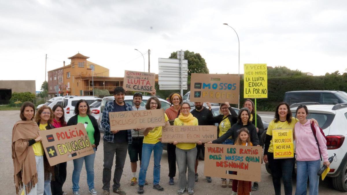 Docents abans de sortir en marxa lenta cap a Girona des de Verges