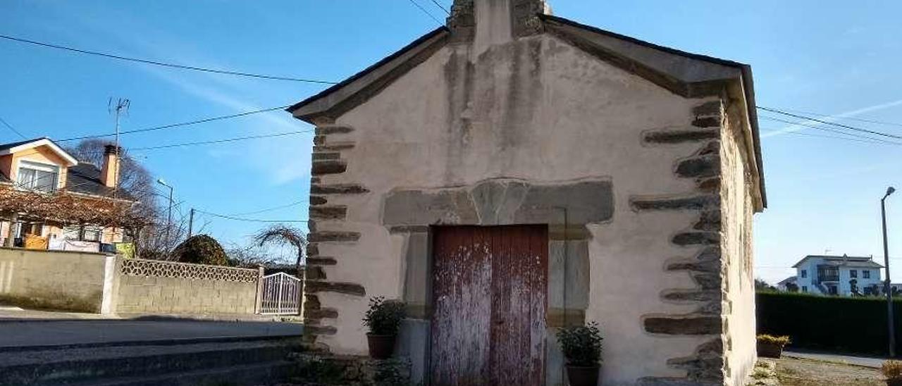 Estado actual de la capilla, en el pueblo de Mántaras.