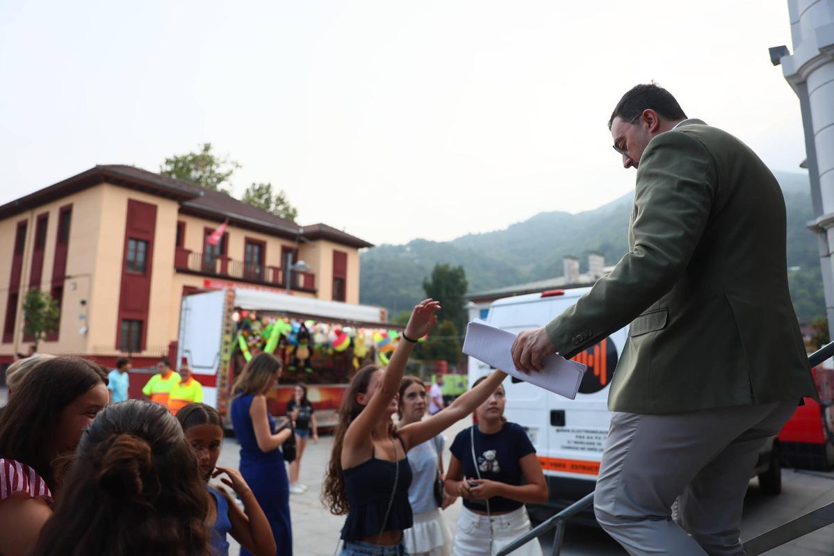 Así fue el pregón de las fiestas de Pola de Laviana, con Adrián Barbón, presidente del Principado Así fue el pregón de las fiestas de Pola de Laviana, con Adrián Barbón, presidente del Principado