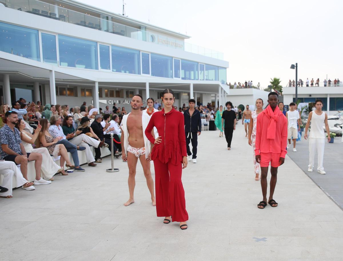 Desfile de Costa Brava Fashion Week 2026, en el Club Nàutic Port d'Aro, en Platja d'Aro.