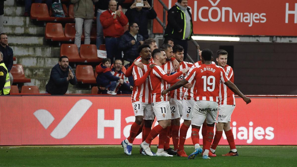 Jugadores del Sporting celebran un gol en El Molinón.