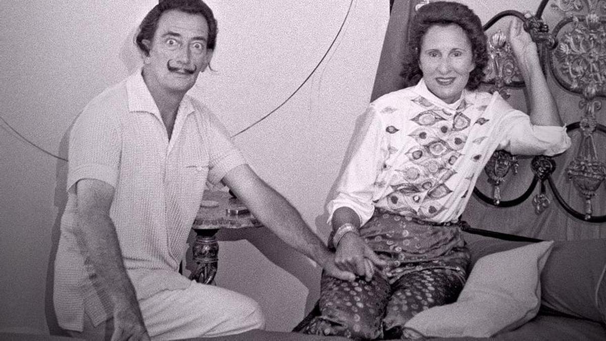 Dalí y Gala en su casa de Portlligat, en 1958. Ella lleva un conjunto que se exhibe en la muestra, formado por una blusa de Oleg Cassini y un pantalón de White Stag.
