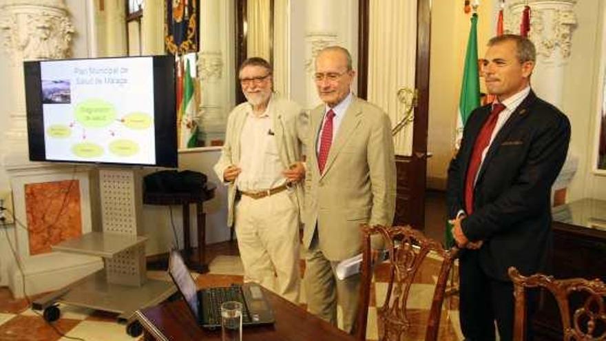 El doctor Federico Soriguer junto a Francisco de la Torre y Julio Andrade.