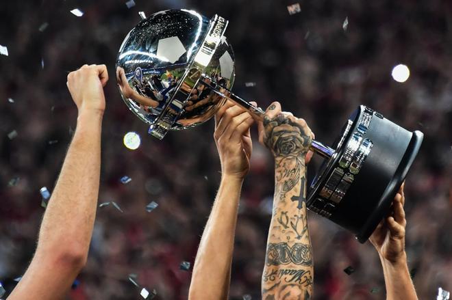 Los jugadores del Atlético Paranaense de Brasil celebran con el trofeo tras ganar al Junior de Colombia durante el último partido de fútbol de la Copa Sudamericana de 2018 en el estadio Arena da Baixada en Curitiba, Brasil.