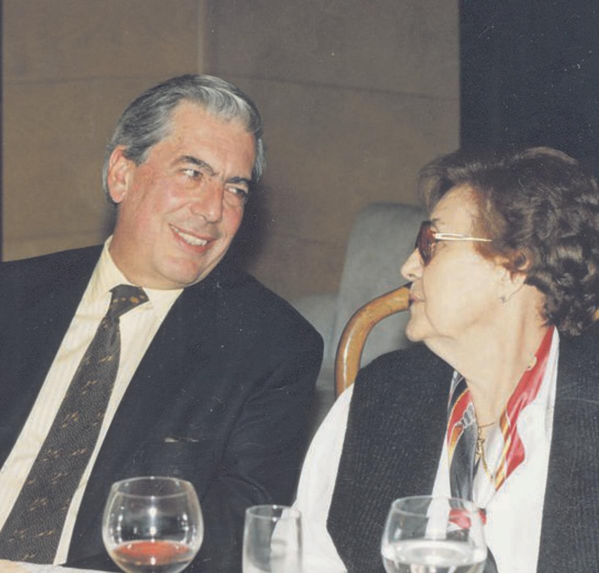 A la izquierda, Javier Moll guía a Mario Vargas Llosa por la redacción de LA NUEVA ESPAÑA en compañía de José Manuel Vaquero y Alicia Castro Masaveu. En el centro, el escritor, en el almuerzo celebrado en el periódico, charla con la escritora Corín Tellado, a la que admiraba. A la derecha, Javier Moll, Melchor Fernández Díaz y el autor peruano, durante la visita.