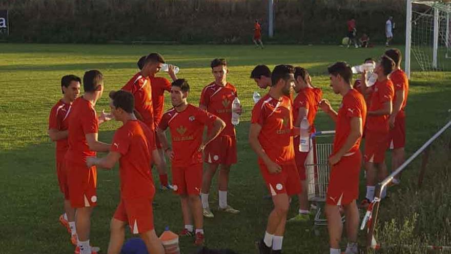 La plantilla rojiblanca, en un descanso del entrenamiento de ayer.