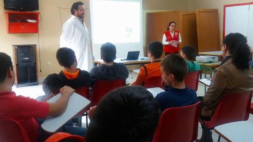 Charla de la Cruz Roja a los escolares. // FdV