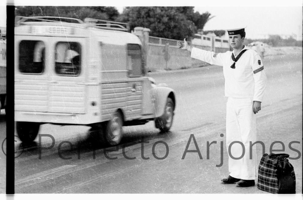 Así era el tráfico en la ciudad de Alicante en los años 60 y 70 en pleno verano