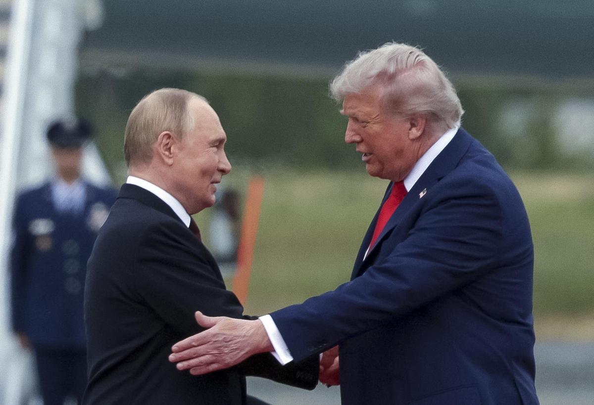 El presidente de Estados Unidos, Donald Trump (D), recibe al presidente de Rusia, Vladimir Putin, durante su encuentro para negociar en la Base Conjunta Elmendorf-Richardson en Anchorage, Alaska, EE. UU.,