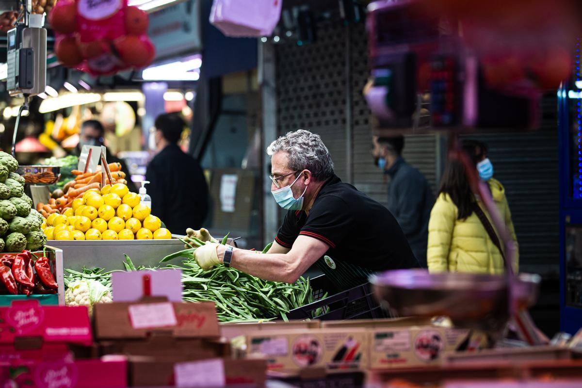 Un frutero coloca el género en el Mercado Maravillas en Madrid.