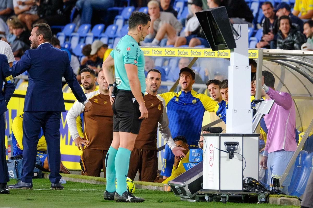 Ais Reig revisa la acción en el monitor del VAR, para dejar sin efecto el penalti sobre la mano de Barcia.