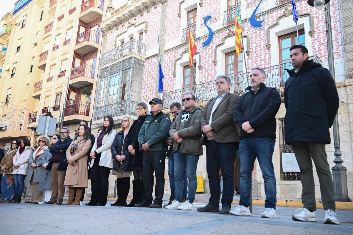 Miembros de la Corporación municipal y de la Guardia Civil y la Policía Local encabezaban en Crevillent el minuto de silencio por el fallecimiento de la joven de 25 años en el incendio