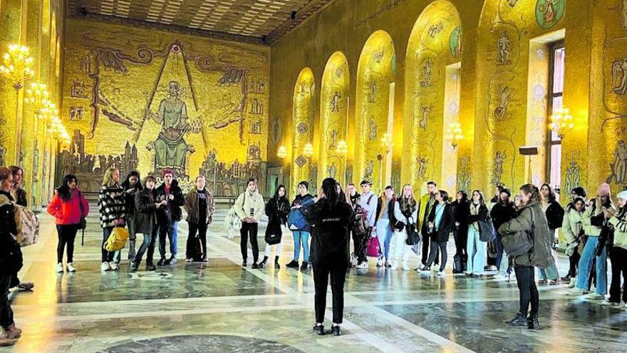 Alumnos del IES Blas Infante durante una visita al Ayuntamiento de la localidad de Eskilstuna.
