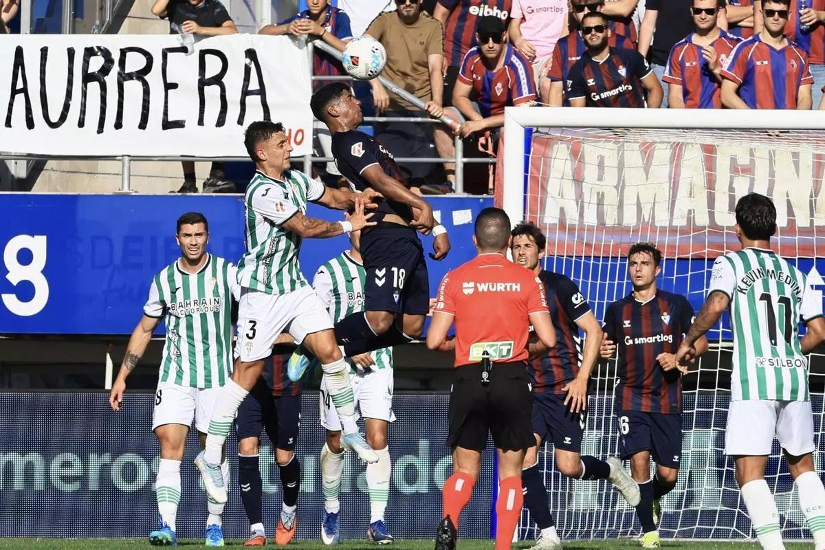 Alcedo pugna un balón aéreo en el Éibar-Córdoba CF en Ipurúa.
