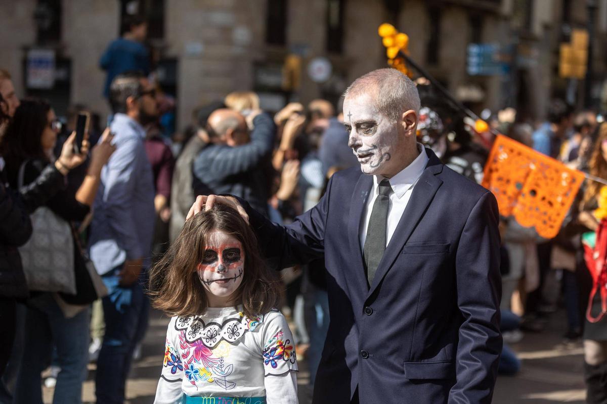 Espectacular desfile de Catrinas por La Rambla