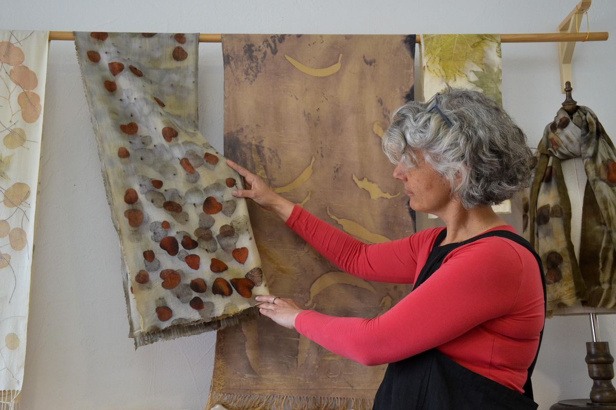 La artesana, mostrando uno de sus hermosos fulares.