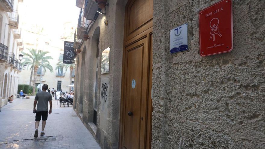 Mazón presenta la nueva ley que controlará los apartamentos turísticos ilegales
