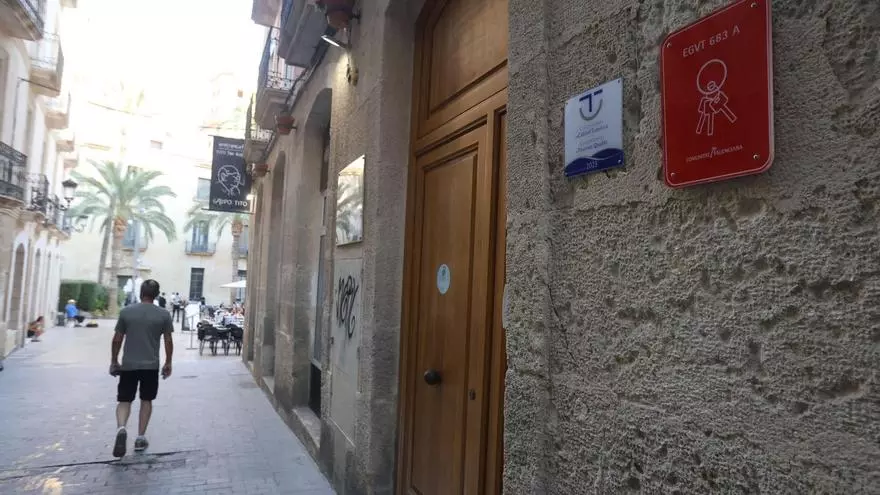 Mazón presenta la nueva ley que controlará los apartamentos turísticos ilegales