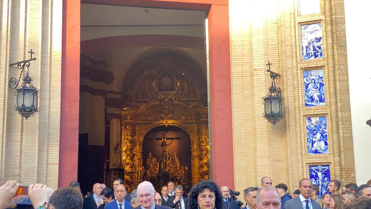 El cachorro espera para salir.