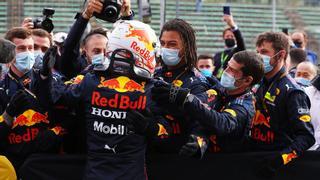 Verstappen se lleva la victoria en un GP de Emilia-Romaña caótico
