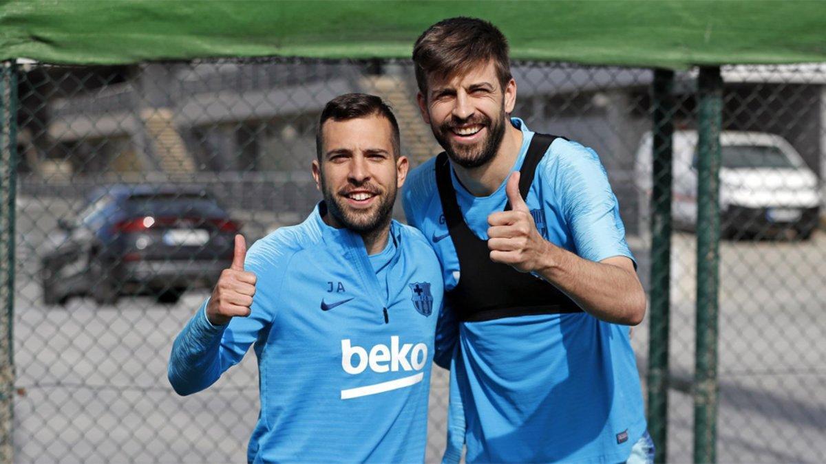 Jordi Alba y Gerard Piqué durante un entrenamiento del FC Barcelona