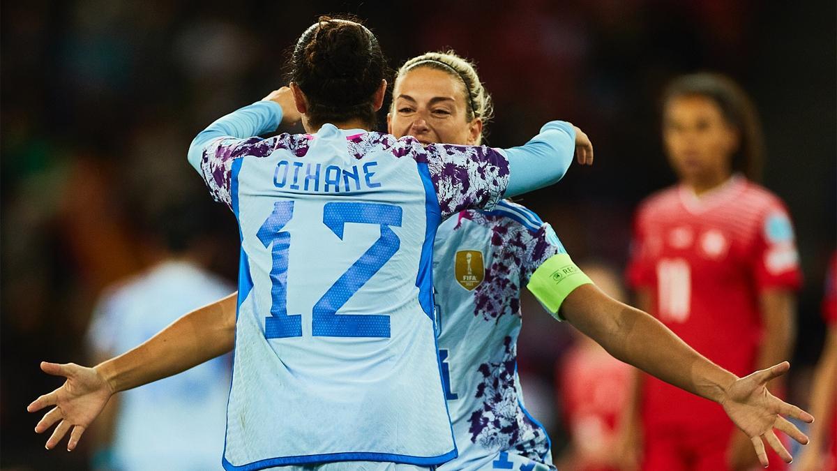 Oihane se abraza con Alexia tras el primer gol de España ante Suiza