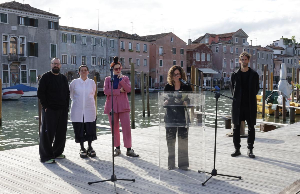 Una exposición catalana y balear estará presente en la Bienal de Arquitectura de Venecia (Italia). La consellera de Cultura de la Generalitat Sònia Hernández asiste a la inauguración.