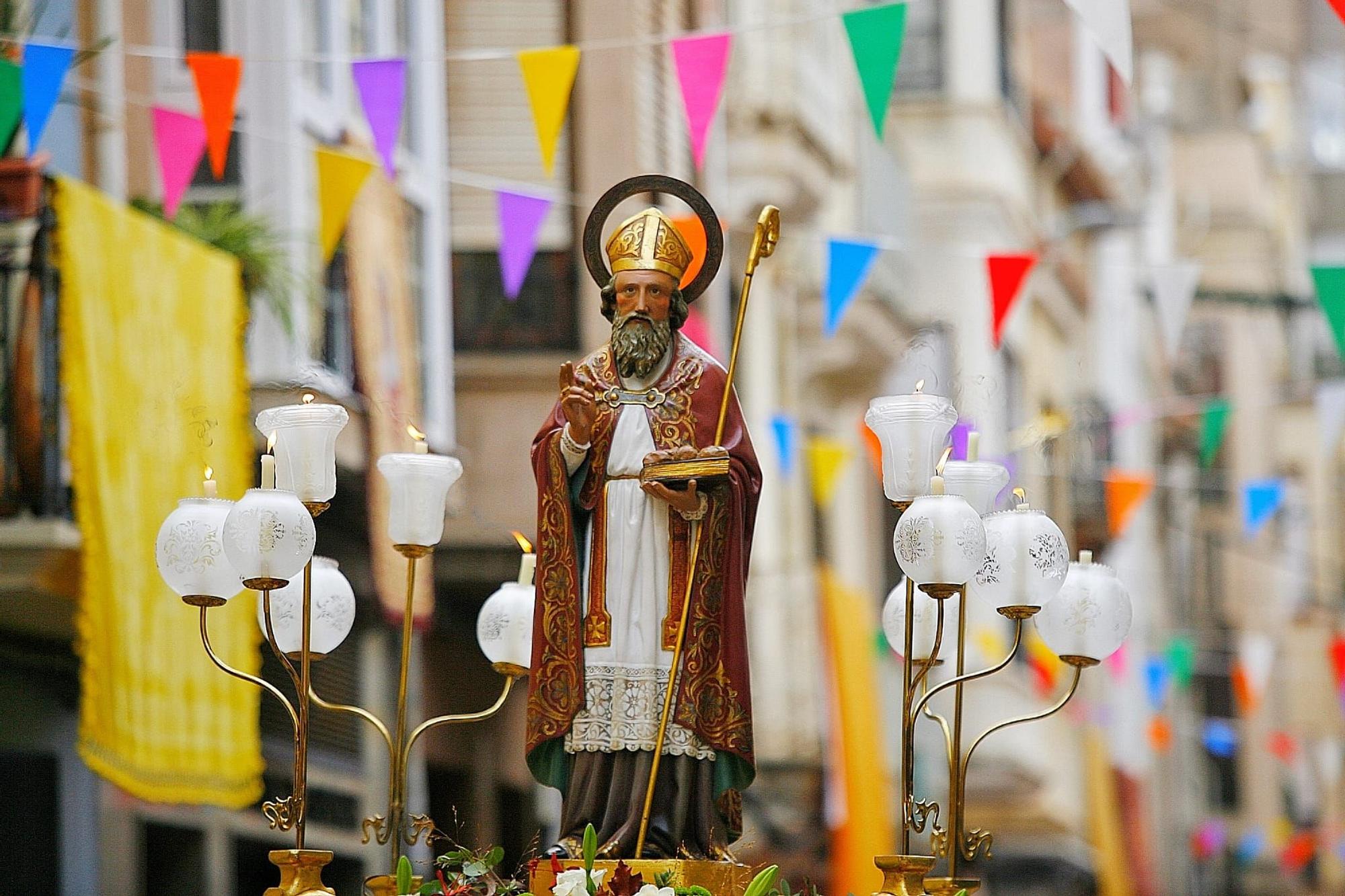 Galería: El Carrer d'Amunt se engalana para honrar a Sant Nicolau