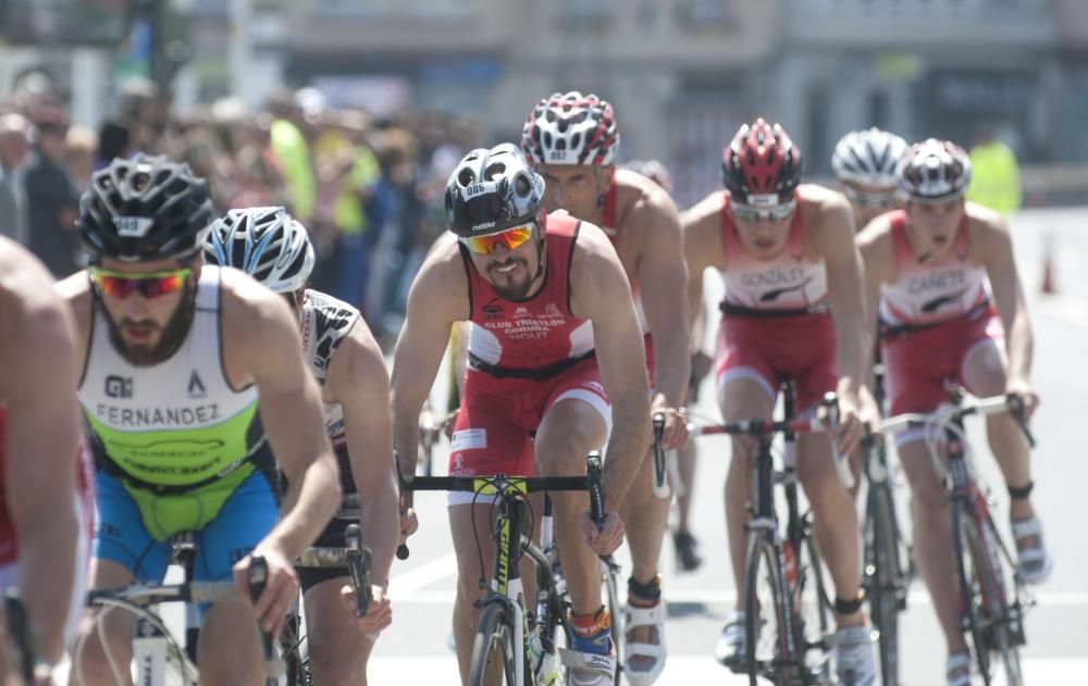 Más de 300 deportistas en el X Triatlón de Riazor