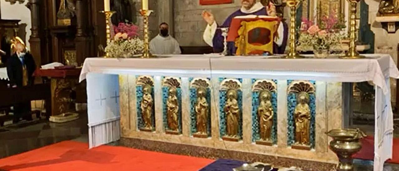 Un momento de la misa de ayer en San Nicolás, con el párroco Alfonso López en el altar. | LNE