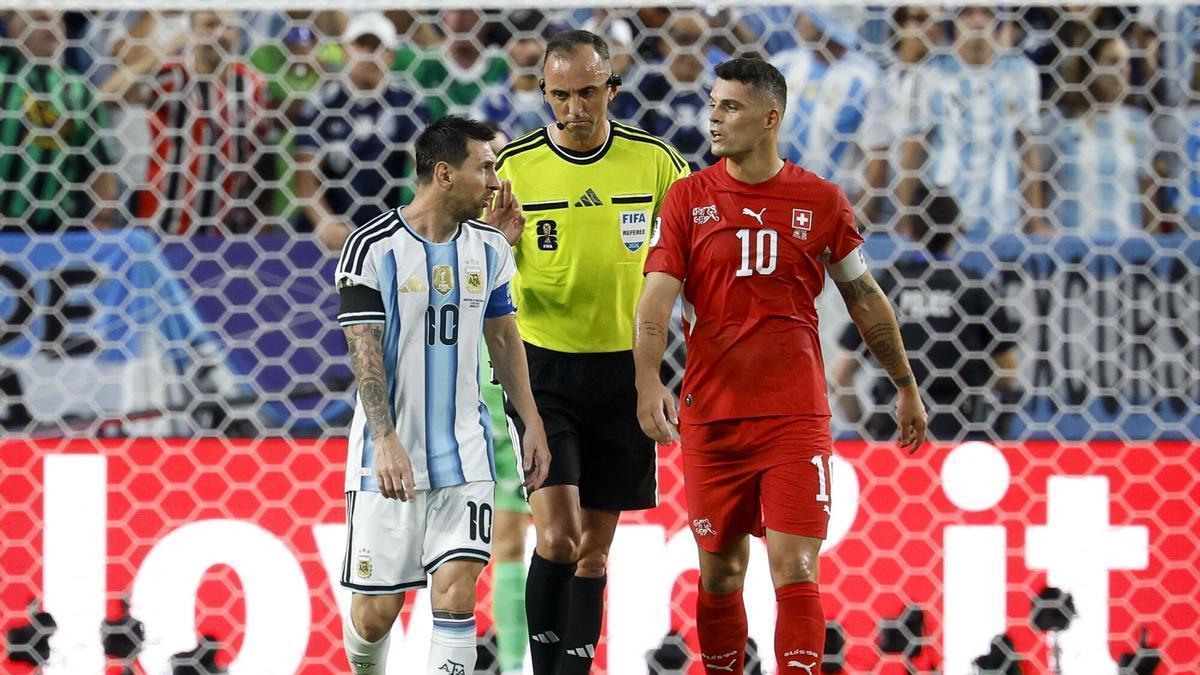 "Háblame bien, no me faltes al respeto": El árbitro que sufrió el enfado de Messi cuenta su versión
