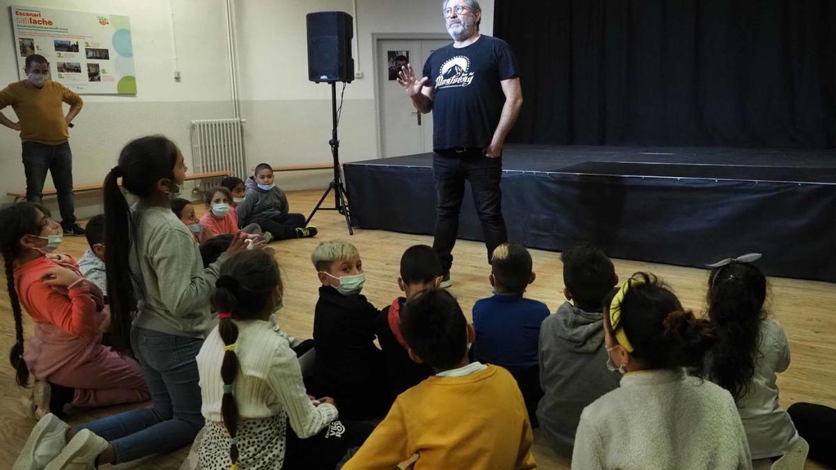 L’actor Sergi López, treballant ahir amb alumnes de l’escola Vila-roja.  | PERE DURAN/NORDMEDIA