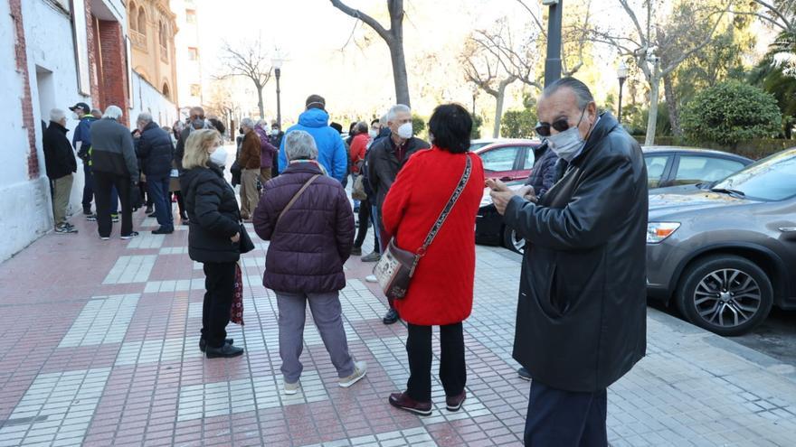 Carlos Fabra hace cola para renovar su abono de los toros en Castelló como un buen aficionado