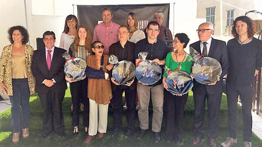 Foto de familia de Oliver y de los premiados en Manacor.