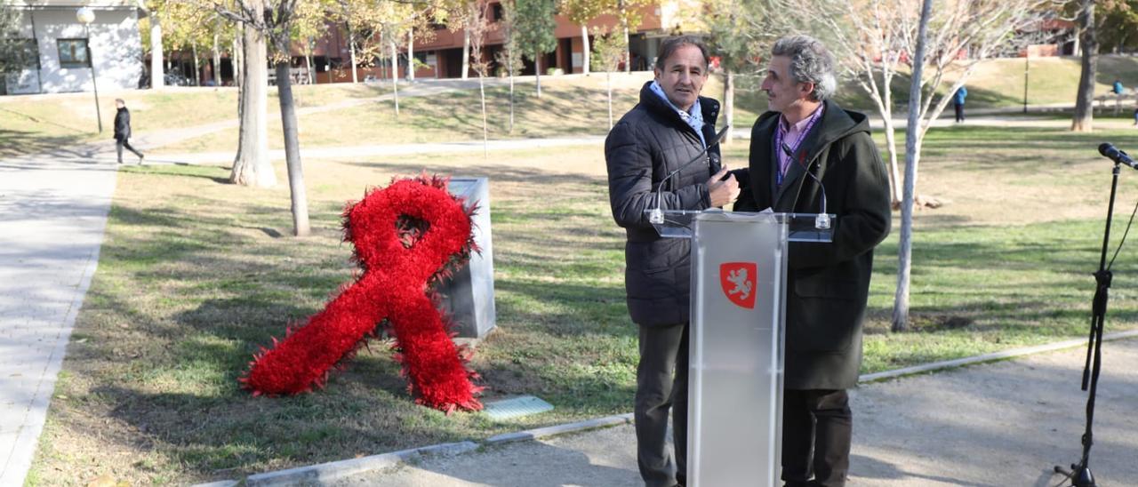 Francisco Javier Falo (derecha), esta mañana, junto a Ángel Lorén, en el acto del Día mundial contra el sida.
