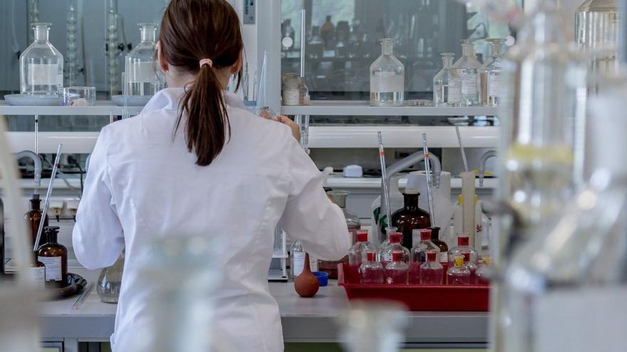Una mujer realiza su trabajode investigación en un laboratorio.