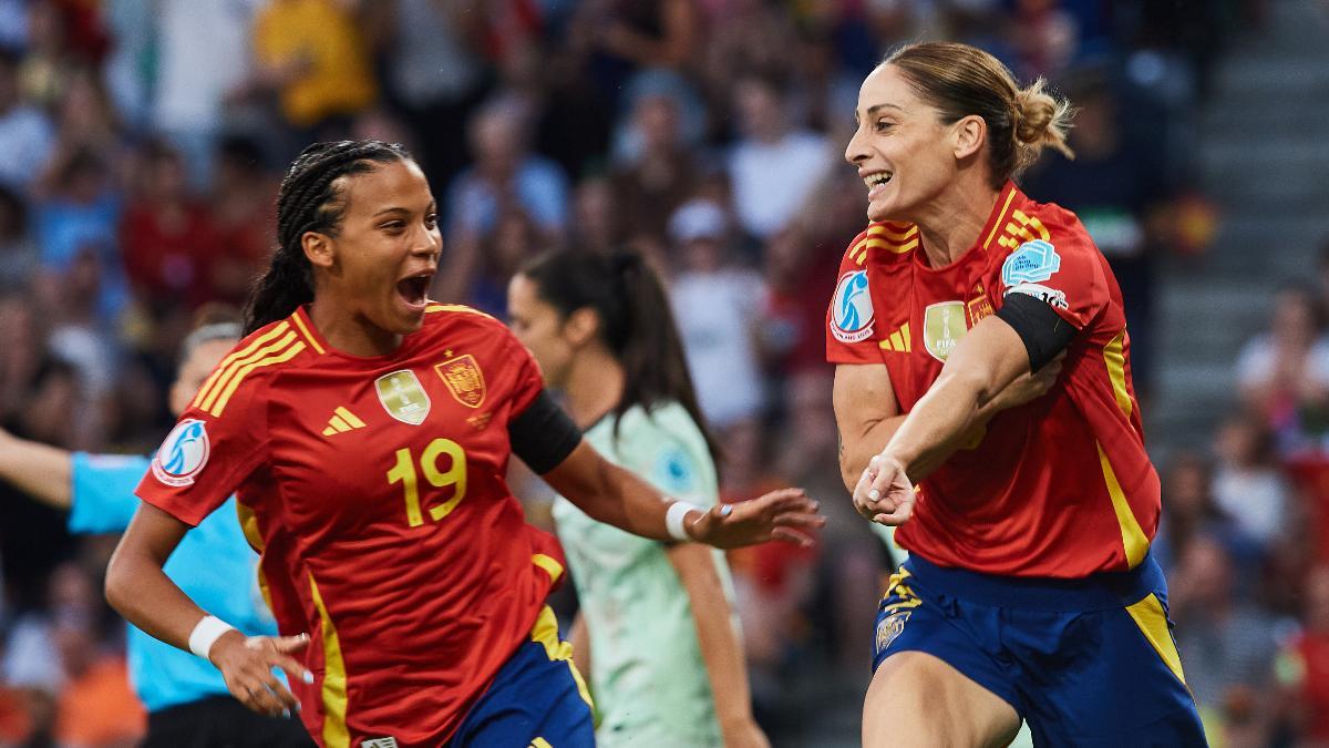 Vicky López y Esther González en la Eurocopa