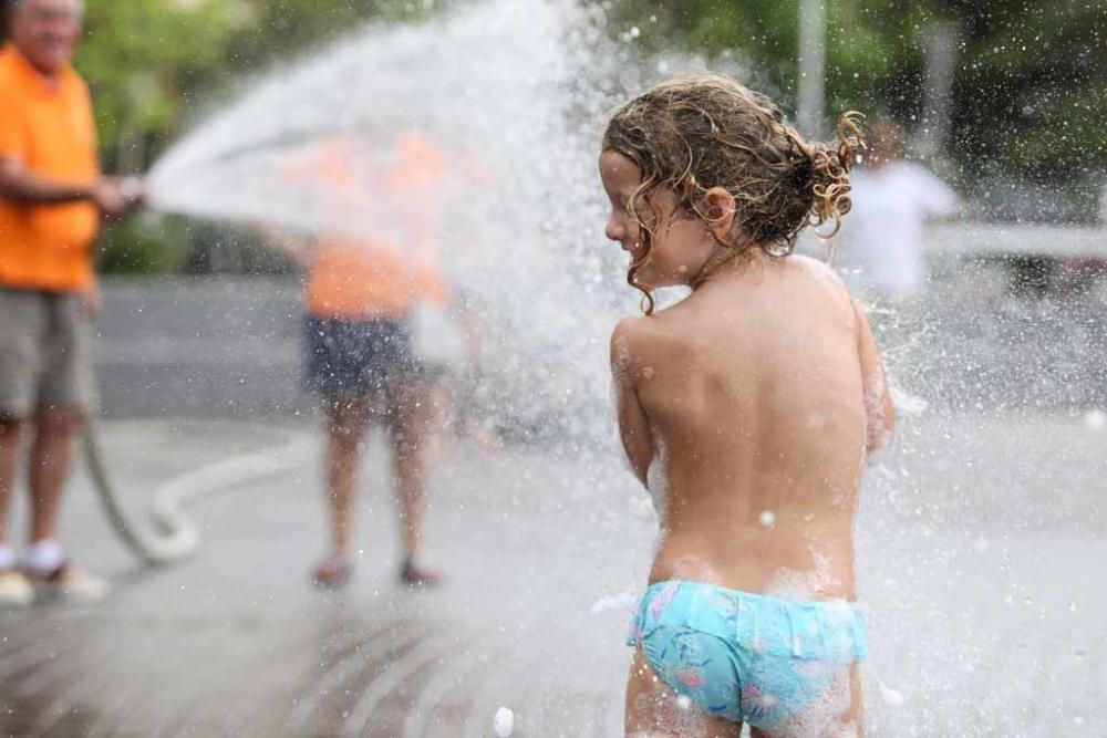 Bañadores, gafas de piscina y chanclas fueron las armas que utilizaron los niños para jugar con las burbujas