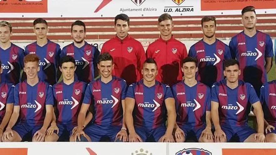 Integrantes de un plantilla juvenil de la UD Alzira que puede hacer historia con el ascenso a la complicada División de Honor.