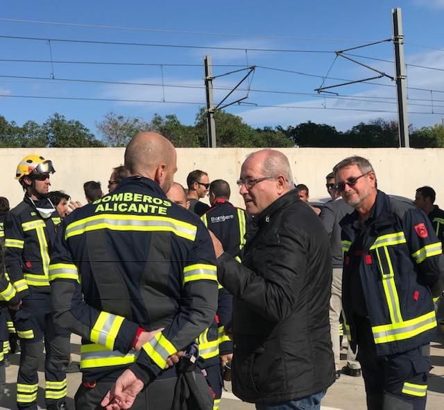 Bomberos de Alicante y del Consorcio Provincial realizan maniobras de rescate en accidentes de tráfico